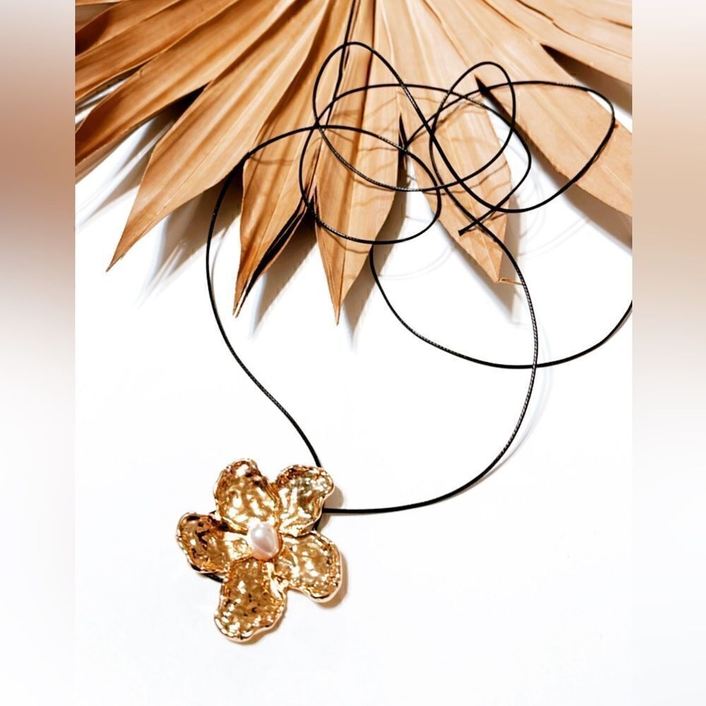 Gold flower necklace S593 - Picture 2 of 3